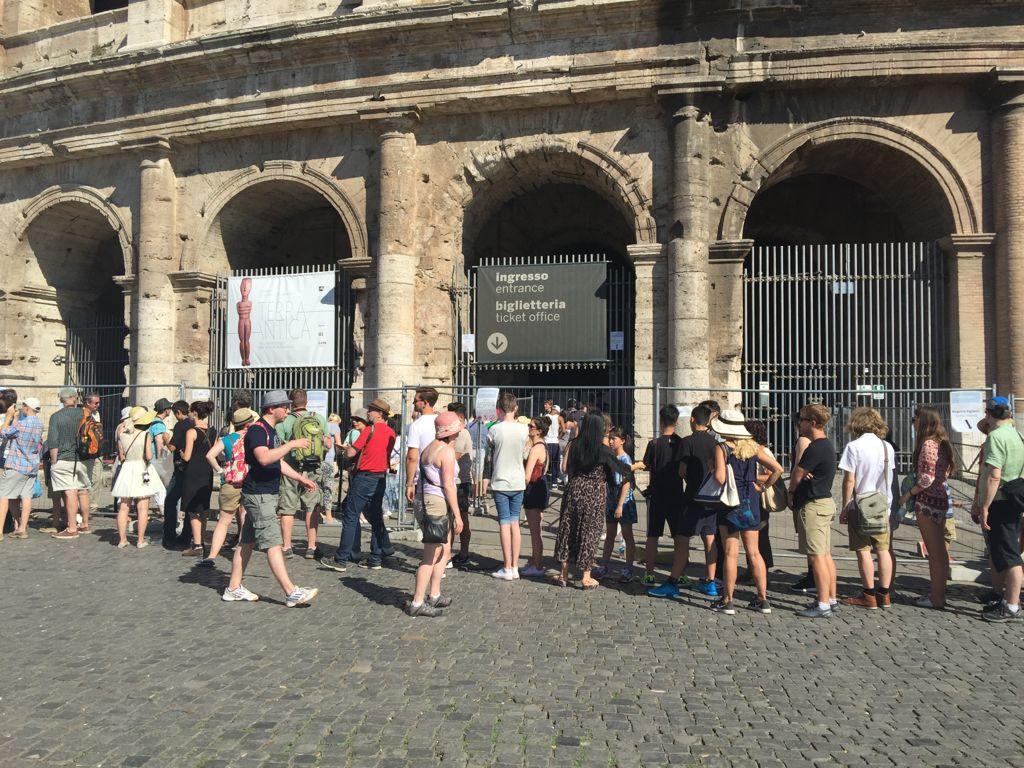 fila larga para el coliseo
